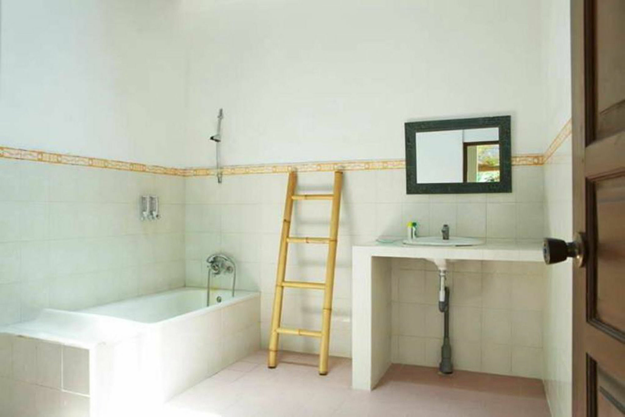 Yuli Bungalows Kuta  Ngoại thất bức ảnh